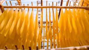 Natural rubber drying in vertical sheets